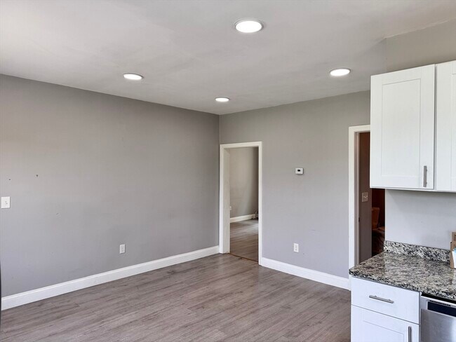 Building Photo - 286 Kimball St