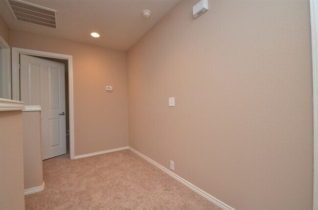 Building Photo - 915 Butterfly Ln