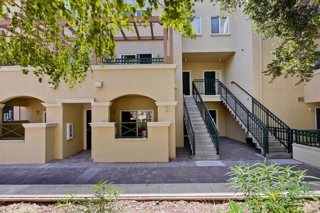 Building Photo - Downtown Mountain View l Stylish Home