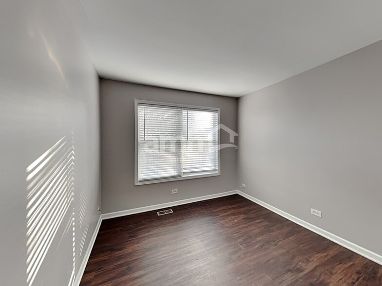 Building Photo - 2417 Deerfield Dr