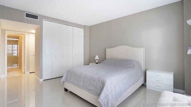 Building Photo - 3550 Galt Ocean Dr