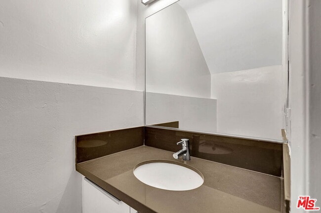 Building Photo - 831 2nd St