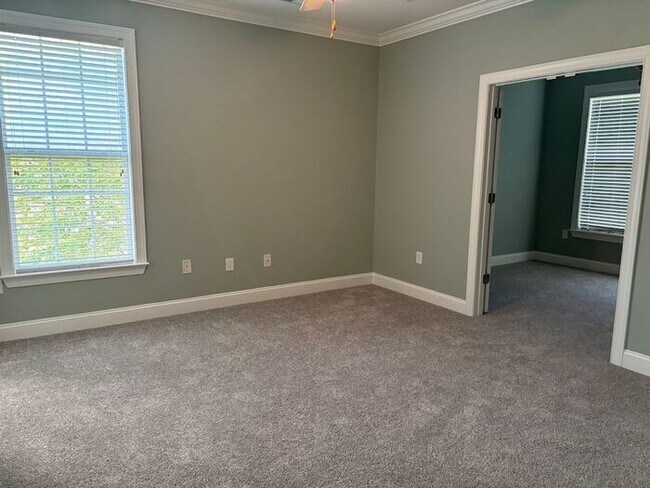 Building Photo - 89 Gallery Dr