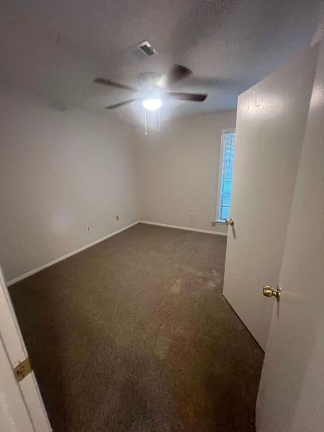 Building Photo - FINALLY a 3 bedroom 2 bath ranch duplex av...