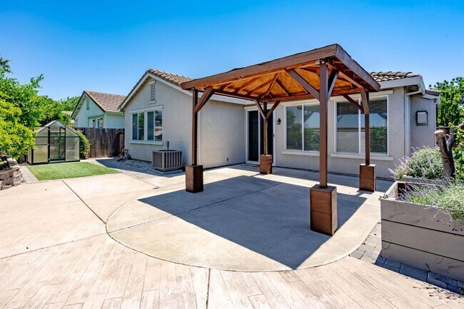 Building Photo - Adorable 3 bedroom 2 bath home