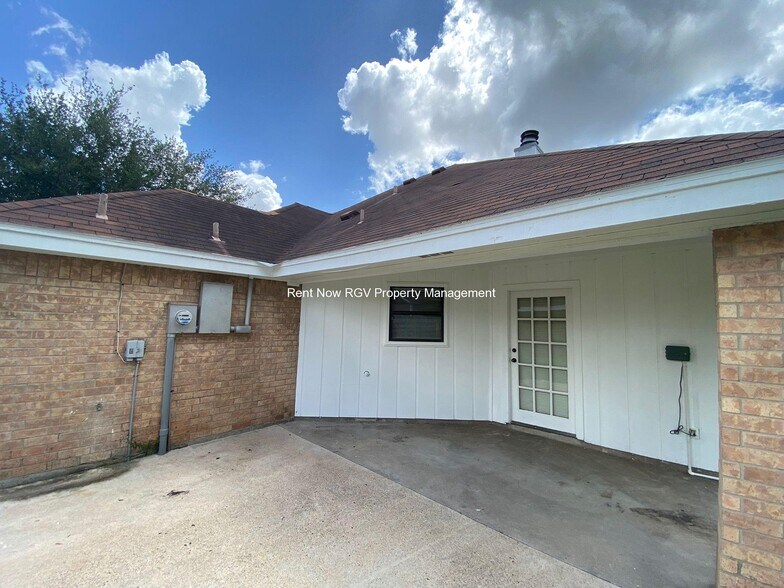 Building Photo - 818 Diana Dr