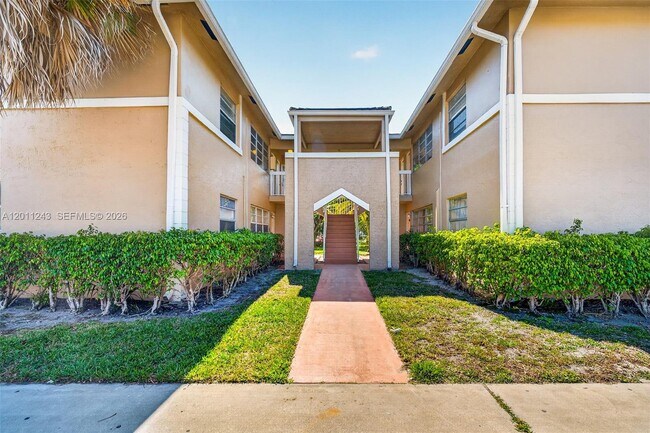 Building Photo - 1028 Twin Lakes Dr