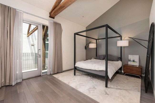 Building Photo - 527 Molino St