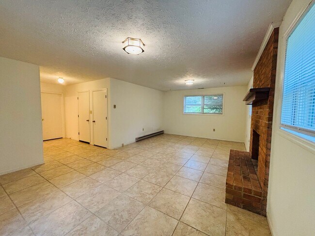 Building Photo - 3 Bedroom 3 Bath House