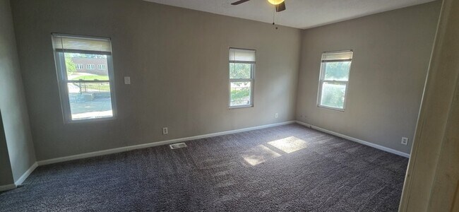 Building Photo - Welcome to this charming 3-bedroom, 2-bath...