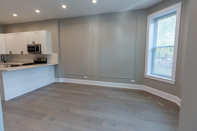 Building Photo - 2618 W Evergreen Ave