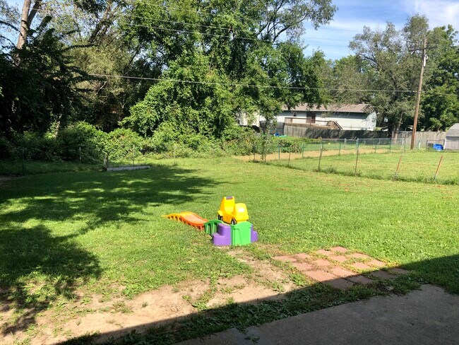 Building Photo - 2517 Maverick Ln