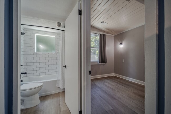 Building Photo - Scenic Lakeview Rental located on Boatman'...
