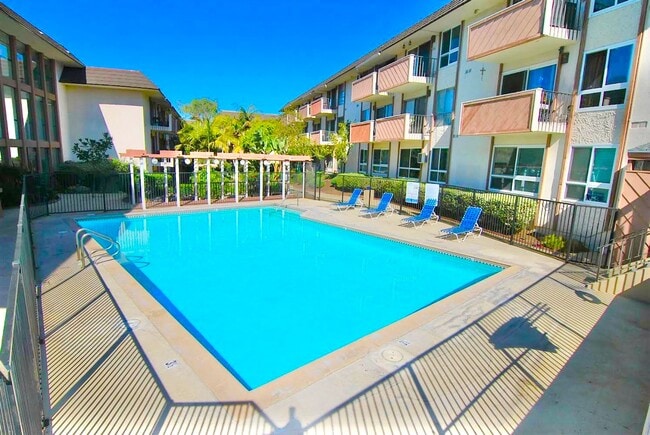 Building Photo - Spacious 1 Bedroom Condo on PCH