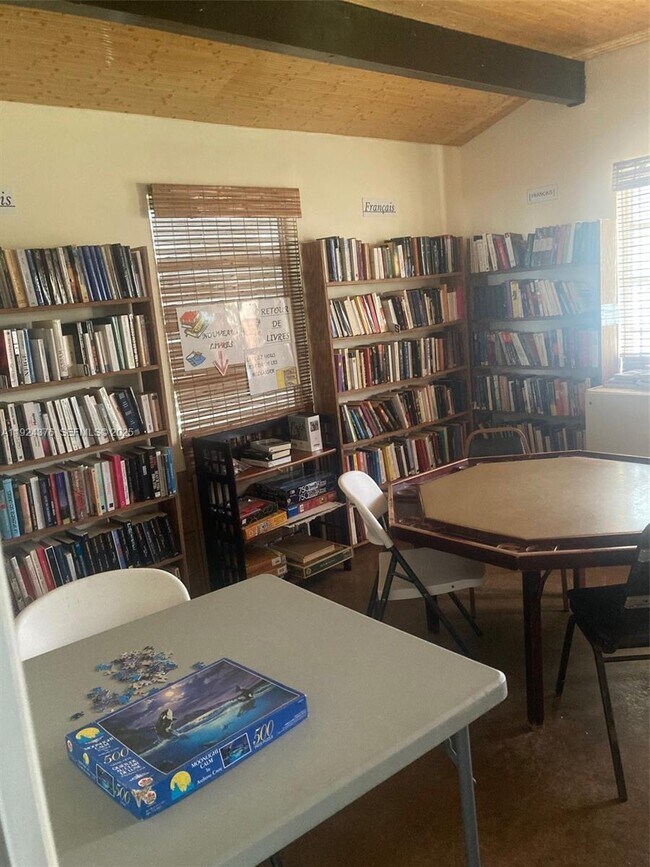 Building Photo - 310 NE 45th Pl