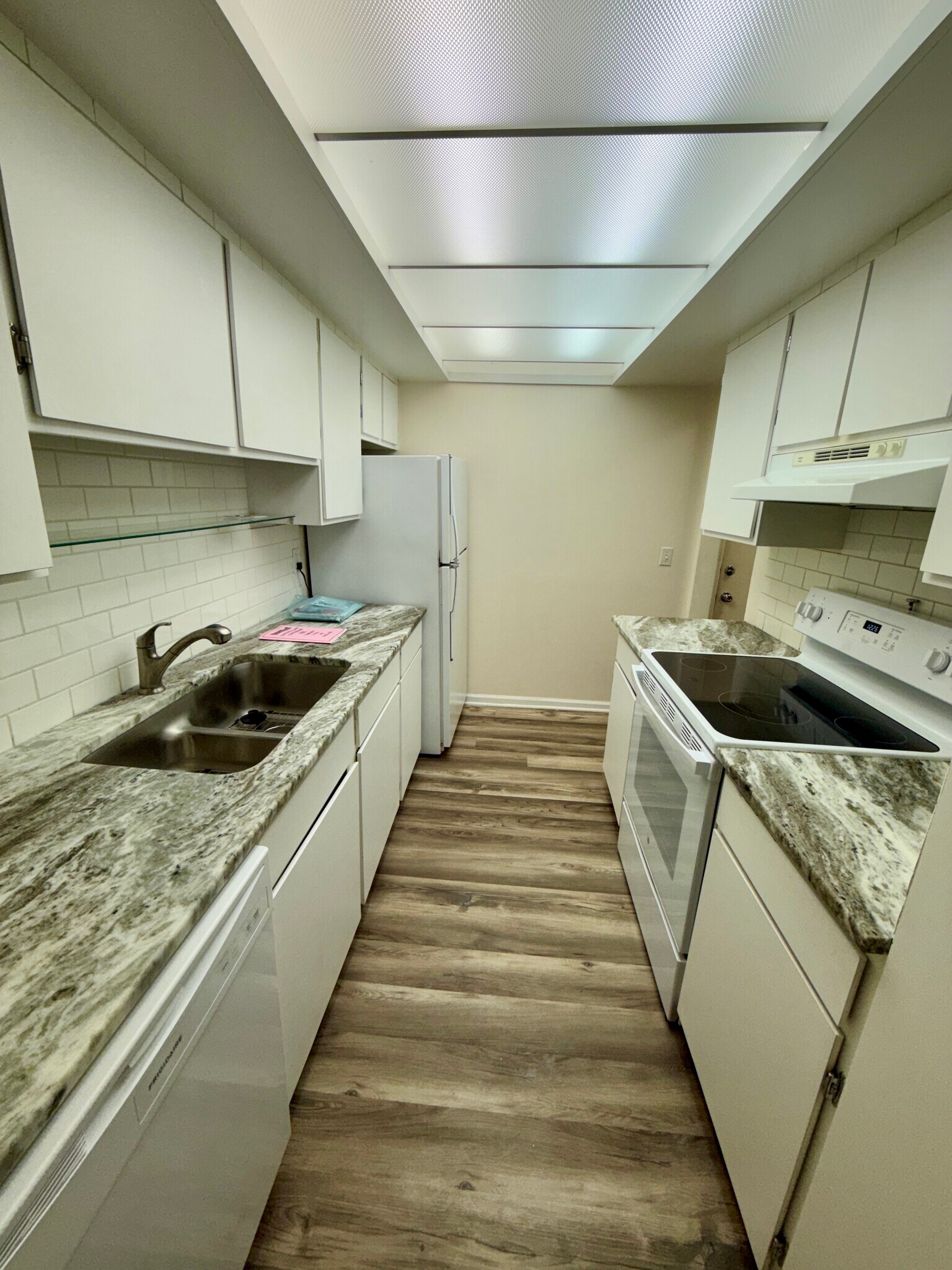 Building Photo - 991 Manor Ln