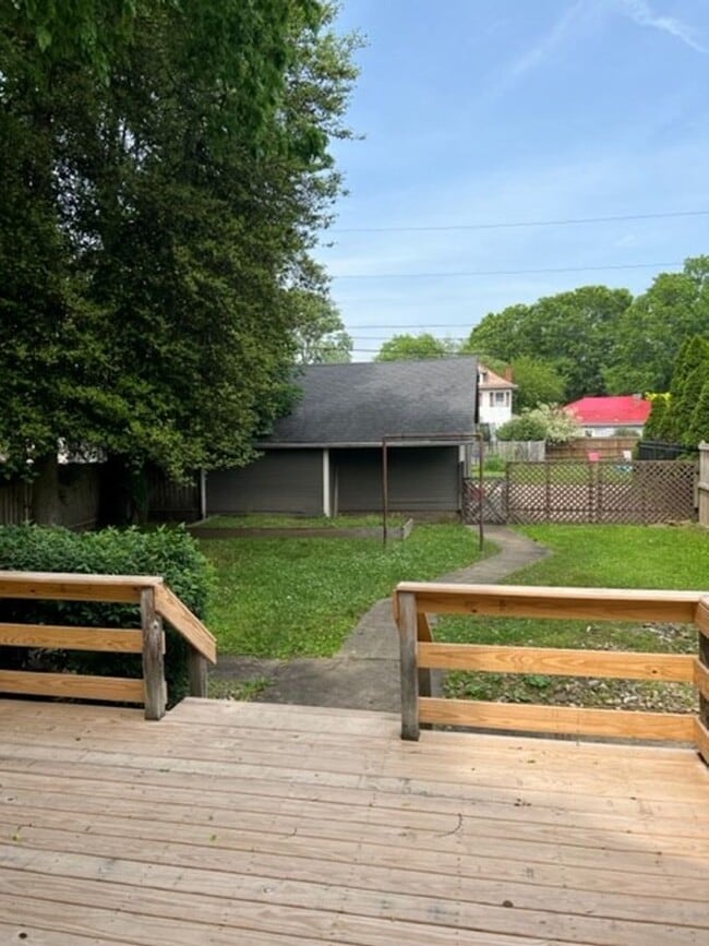 Building Photo - Beautiful 4 Bedroom 2 Bath House now Avail...