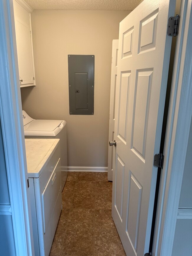Building Photo - 1222 Cross Creek Cir