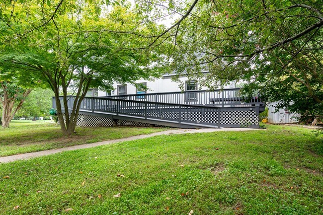 Building Photo - 1122 Lower Ferry Rd