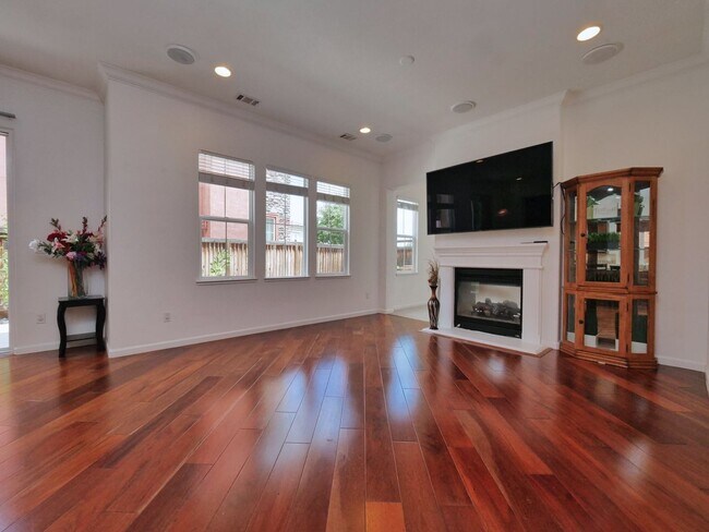 Building Photo - Gorgeous 4 Bed, 3.5 Bath in Brentwood