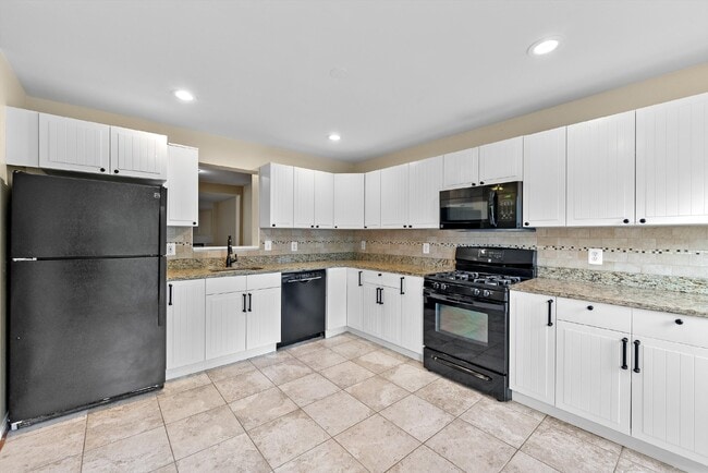 Building Photo - This move-in ready, professionally cleaned 3-bedroom, 3.5-bathroom townhouse in Reston Town Cente...