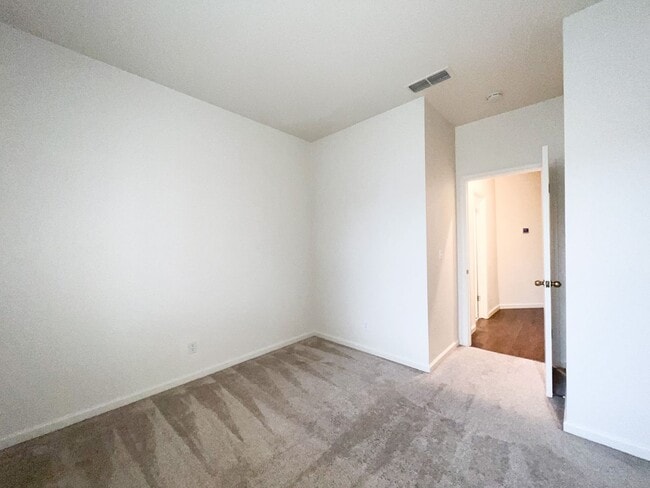 Building Photo - Corner Lot in Windrift Community