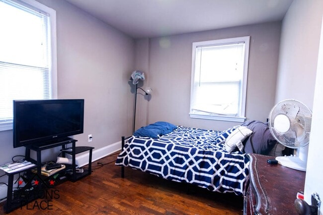 Building Photo - Spacious Single Family home with Huge Back...