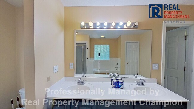 Building Photo - Spacious Home w/Community Access to Intra-...