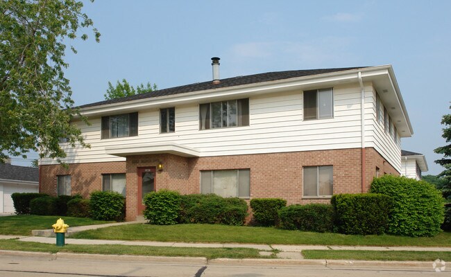 Primary Photo - Golf Manor Apts.