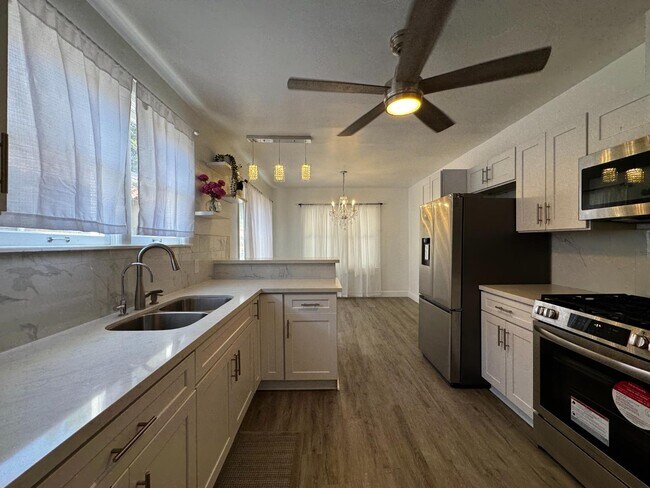 Building Photo - 1106 N Fruit Ave