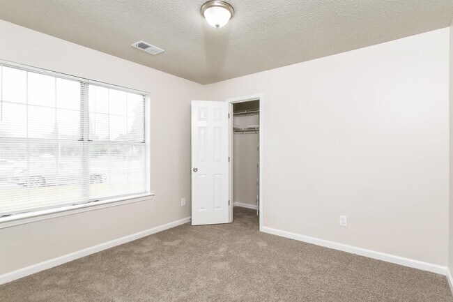 Building Photo - 7073 Gleneagles Dr