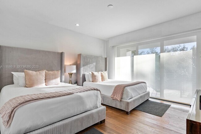 Building Photo - 310 SE 11th Ave