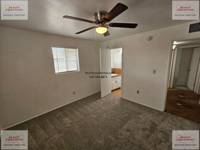 Building Photo - Grant & Silverbell Rd 3/1.5 with A/C