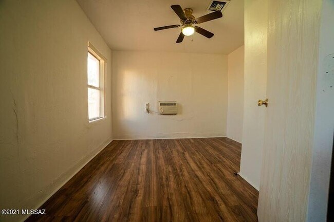 Building Photo - 804 N Perry Ave