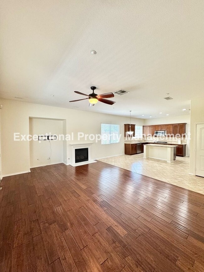 Building Photo - Beautiful 3 bedroom 3 bathroom single stor...