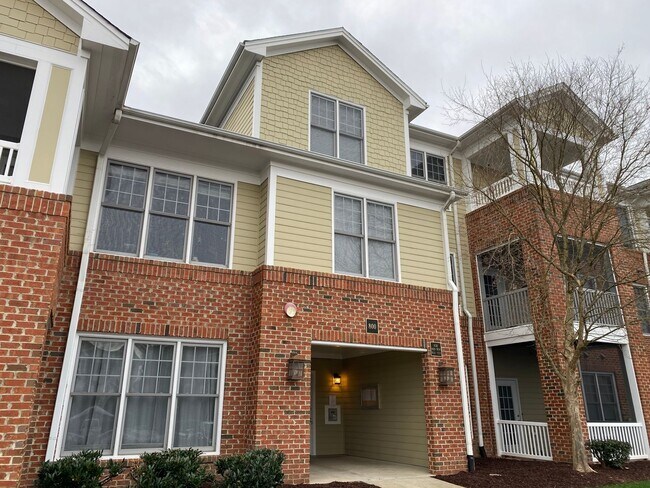 Building Photo - Charming 1-Bedroom Home in Secure Cary Location with Modern Finishes!