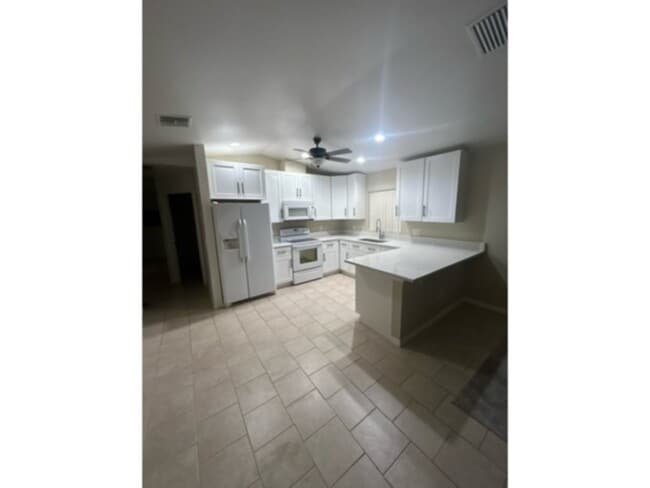Building Photo - Available Now!! 2 Bedroom 2 Bath Duplex Wi...
