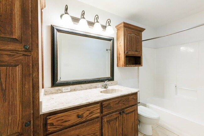 Building Photo - Gorgeous 4 bed 2.5 bath!