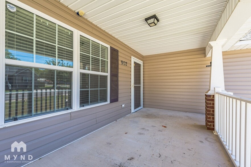 Building Photo - 902 Appleby St NW