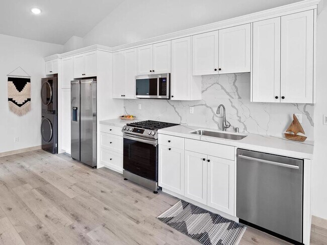 Primary Photo - Modern & Gorgeous Private 2 BD / 1 BA Uppe...