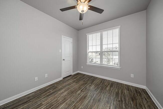 Building Photo - Bright & Cozy Home