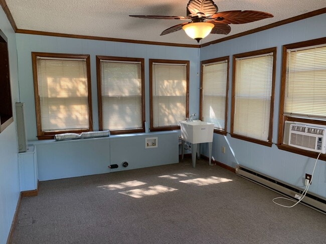 Building Photo - 2 Bedroom, 1 Bathroom House in Greensboro!