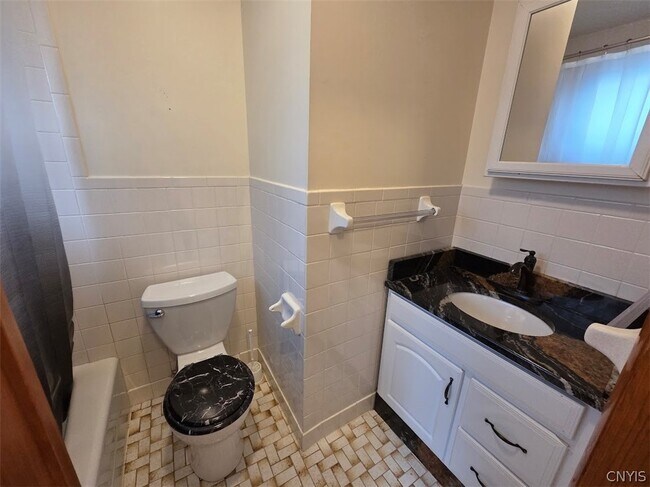 Building Photo - 337 Marlborough Rd