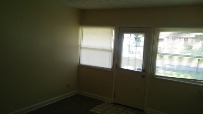 Building Photo - MASON,OHIO - 3 BED, 1  BATH, FAMILY ROOM  $1600  1st month rent free