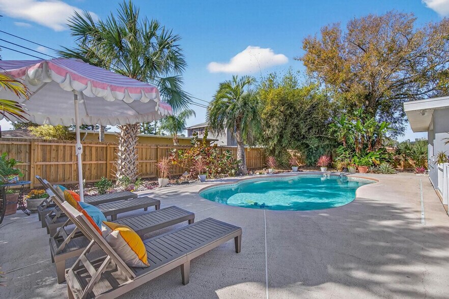 Building Photo - 13833 Dominica Dr