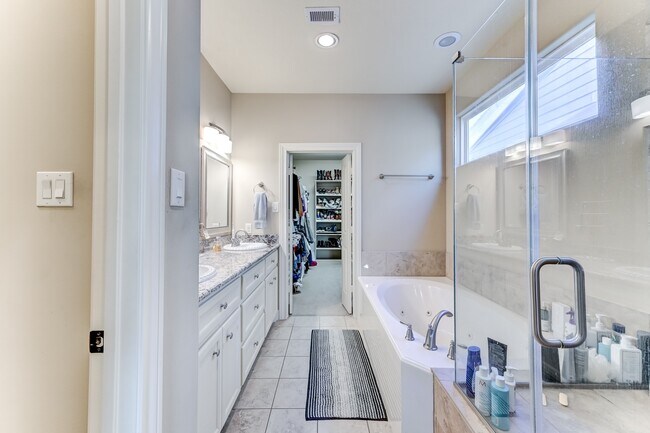 Building Photo - 1325 W 24th St