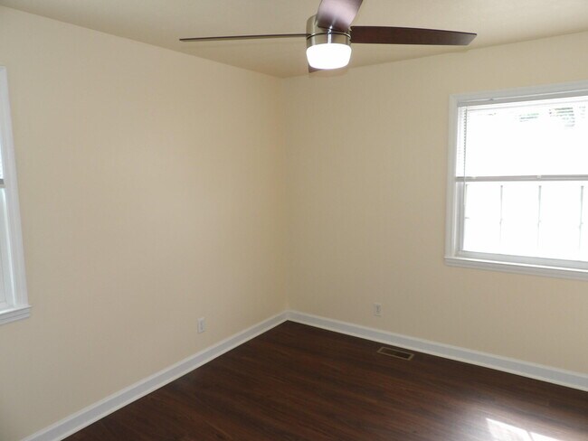 Building Photo - 102 Cedar Dr