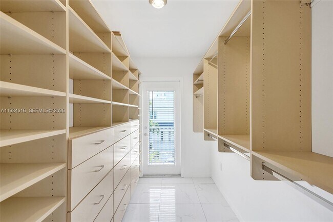 Building Photo - 10065 Bay Harbor Terrace