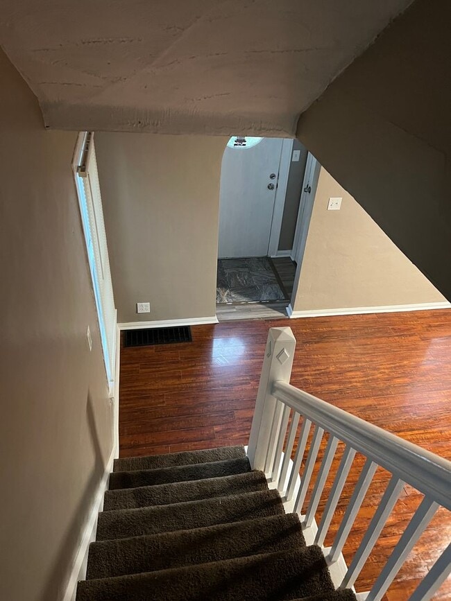 Building Photo - Charming residence boasts two spacious bed...