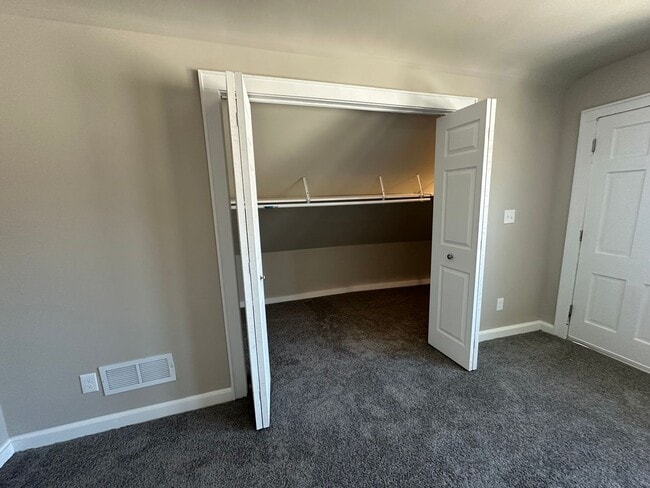 Building Photo - Large Open Concept 5BR/2BA Rent to Own Home